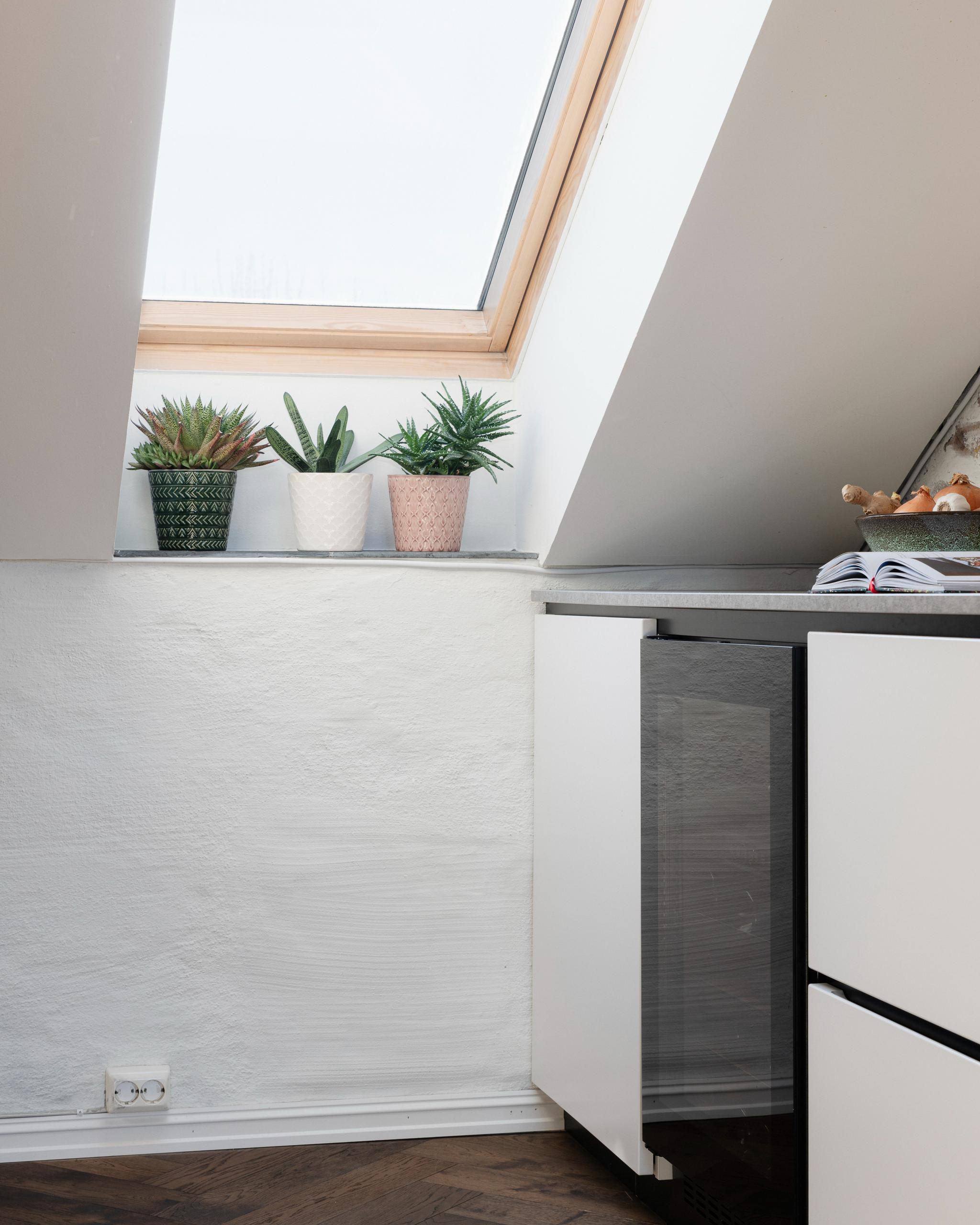 Kjøkkenet har integrerte hvitevarer: platetopp med ventilator, komfyr, micro, kjøl- og fryseskap, vinskap og oppvaskmaskin.